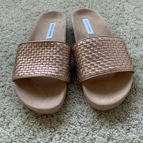 Saks Fifth Avenue Shoes - NWOT Women’s Saks Fifth Ave rose gold slides size 6.5